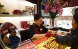 Người dân đi mua vàng trước ngày vía Thần tài vì sợ đông
